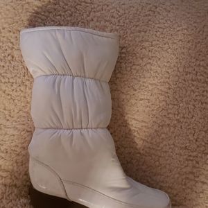 White snow tote boots